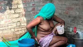 Indian Outdoor Bath Video Porn In Hindi video